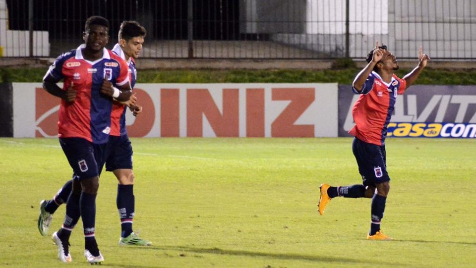 Danielzinho (direita) comemora o primeiro gol do Paraná em Natal. | Frankie Marcone/Futura Press/ Folhapress