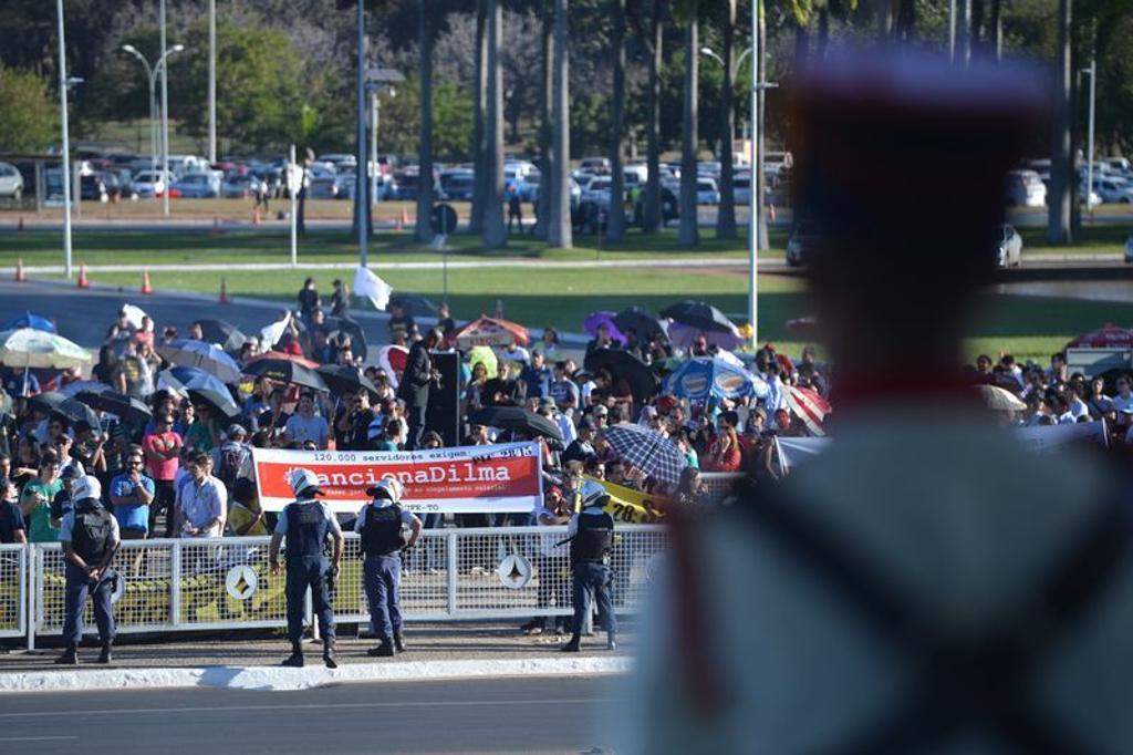 Servidores protestam na Praça dos Três Poderes, em Brasília | Fabio Rodrigues Pozzebom/Agência Brasil
