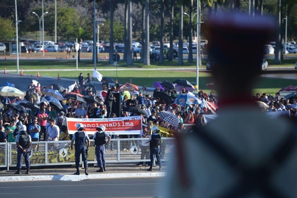 Servidores protestam na Praça dos Três Poderes, em Brasília | Fabio Rodrigues Pozzebom/Agência Brasil