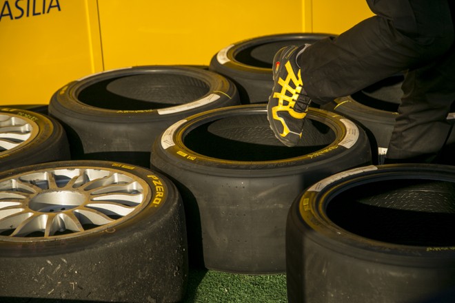 Dos pneus ao tênis do mecânico, tudo amarelo e preto. | Marcelo Andrade/Gazeta do Povo
