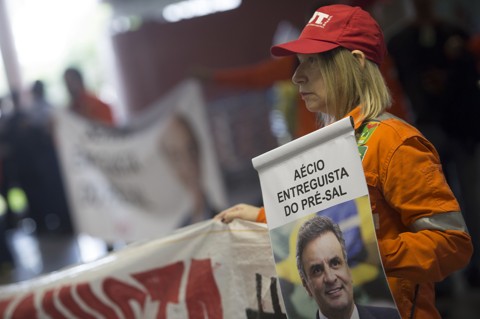 Resposta de Dilma agrada, mas petistas pedem nova subida no tom Sindicato ligado ao PT protesta contra a oposição em Brasília. | Marcelo Camargo/Agência Brasil