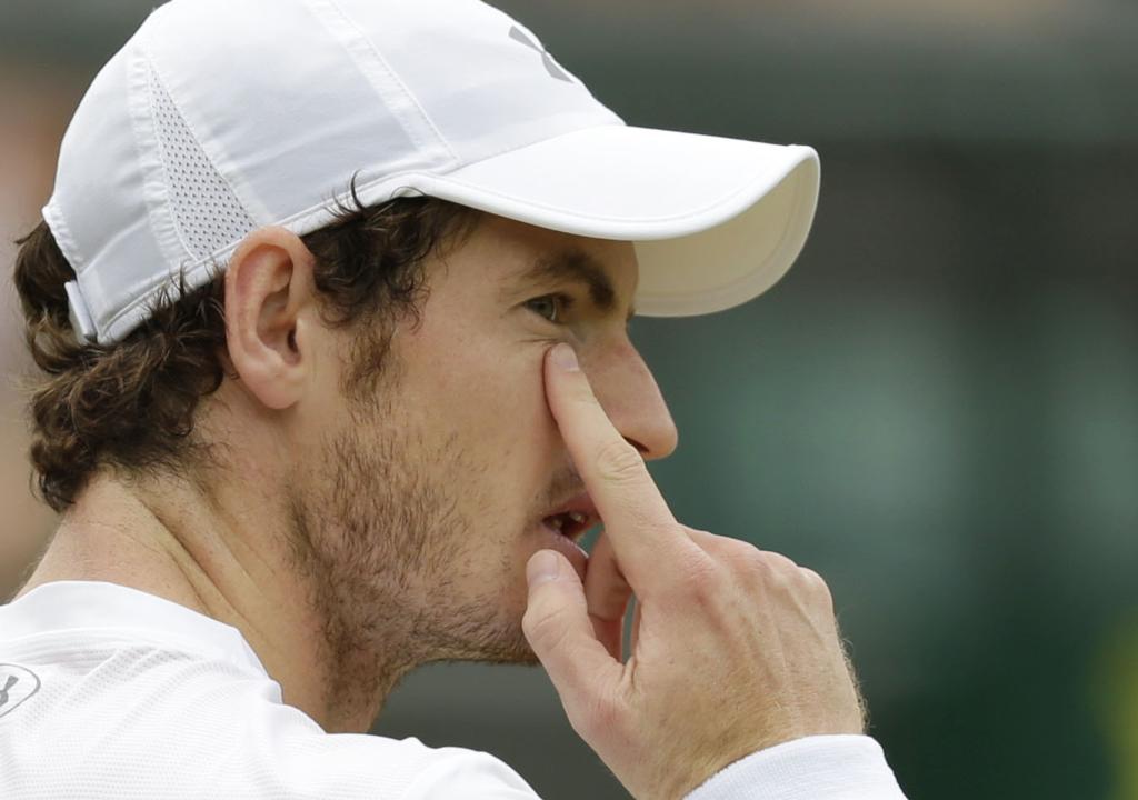 O britânico Andy Murray mostrou mais segurança em sua segunda partida e passou fácil à terceira rodada do torneio inglês. | Henry Browne/Reuters