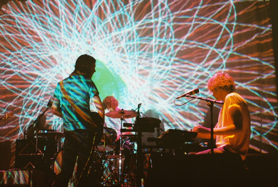 Banda em show recente na cidade de Denver, nos Estados Unidos. Grupo do geniozinho Kevin Parker começou em 2007. | Wikimedia Commons/Divulgação