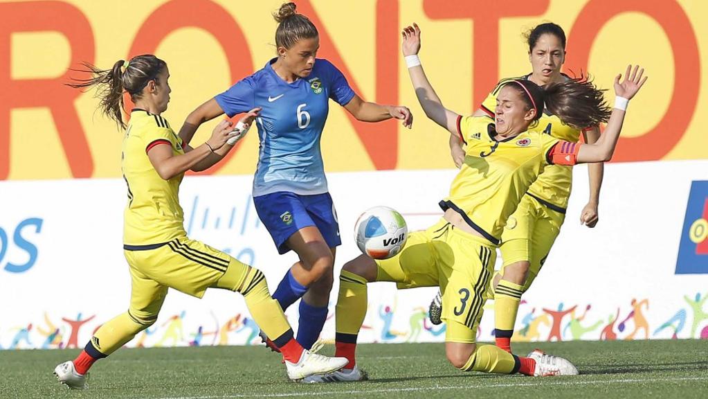 Tamires enfrenta a marcação colombiana: jogadora iria tirar fotos com a medalha quando teve sua bolsa roubada. | Rafael Ribeiro/CBF