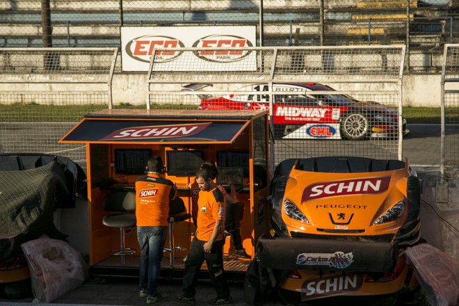Carros na pista, hora de monitorar o desempenho pela telemetria. | Marcelo Andrade/Gazeta do Povo