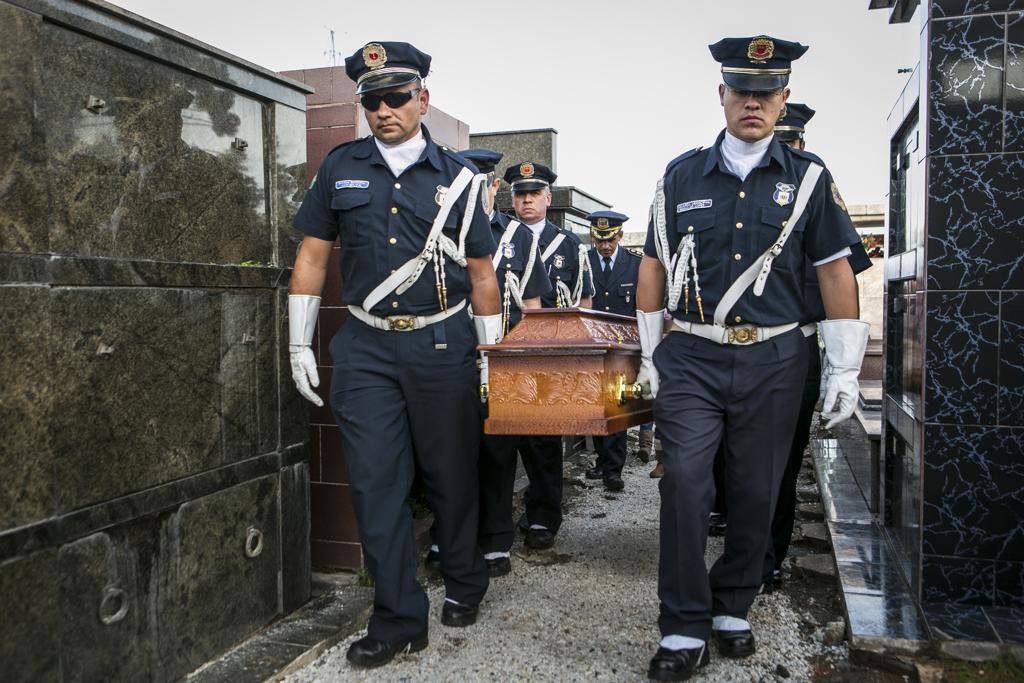 Colegas da Guarda Municipal prestaram homenagens durante o sepultamento de Roni Fernandes de Freitas. | Marcelo Andrade/Gazeta do Povo
