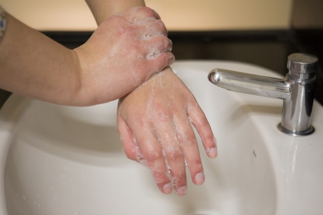 Esfregue, com movimentos circulares, um dos punhos com o auxílio da palma da mão oposta. Foto: | Brunno Covello/Gazeta do Povo