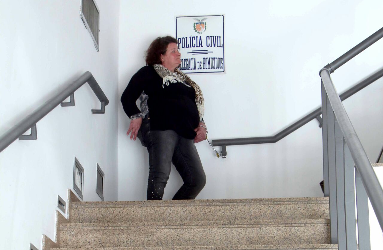 Cleusa Cadoná da Silva protesta na DHPP: morte da filha segue sem solução dois anos após o crime. | Átila Alberti/Tribuna do Paraná