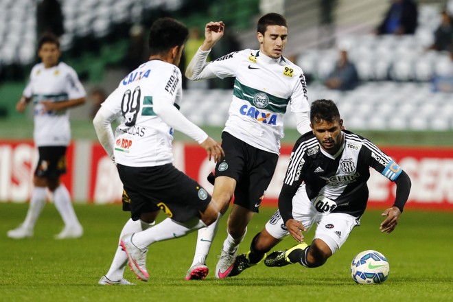 Na tentativa de recuperar a bola, Thiago Galhardo comete falta em Fernando Bob. | Albari Rosa/Gazeta do Povo
