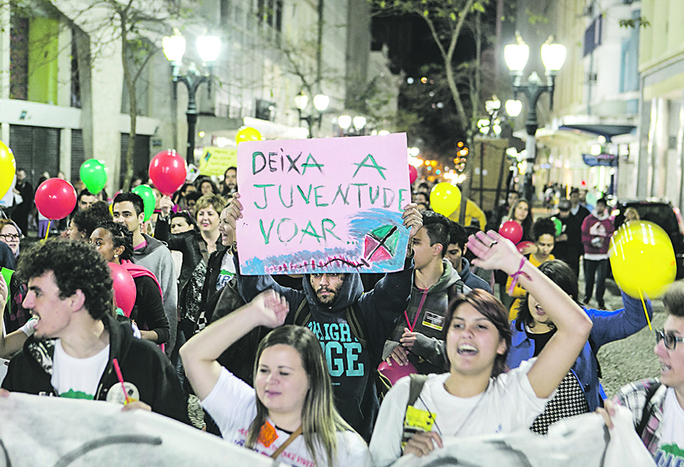 Manifestação terminou com 200 pessoas na Boca Maldita. | Marcelo Andrade/Gazeta do Povo