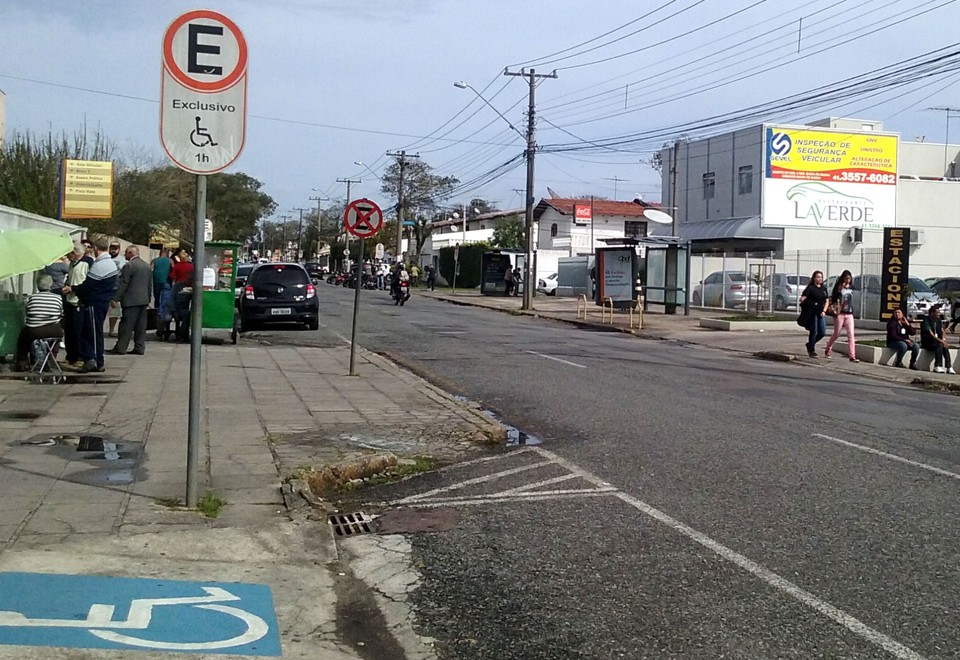 Estacionar em vaga preferencial agora é considerada uma infração grave: cinco pontos na carteira de motorista. | Detran PR/Divulgação