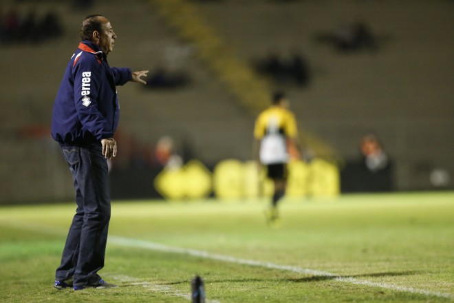 Nedo Xavier à beira do gramado: time pouco produziu no ataque. | Foto: Hugo Harada/Gazeta do Povo