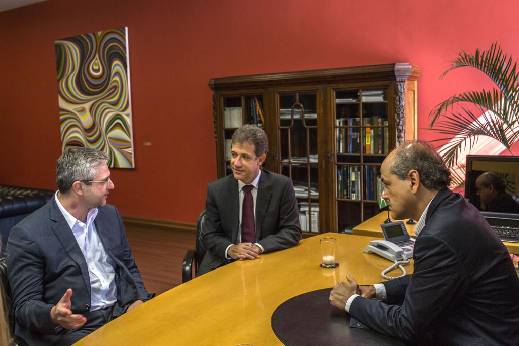 Massuda, Chioro (de gravata) e Fruet: comum acordo para a saída do secretário da Saúde. | Maurilio Cheli/SMCS