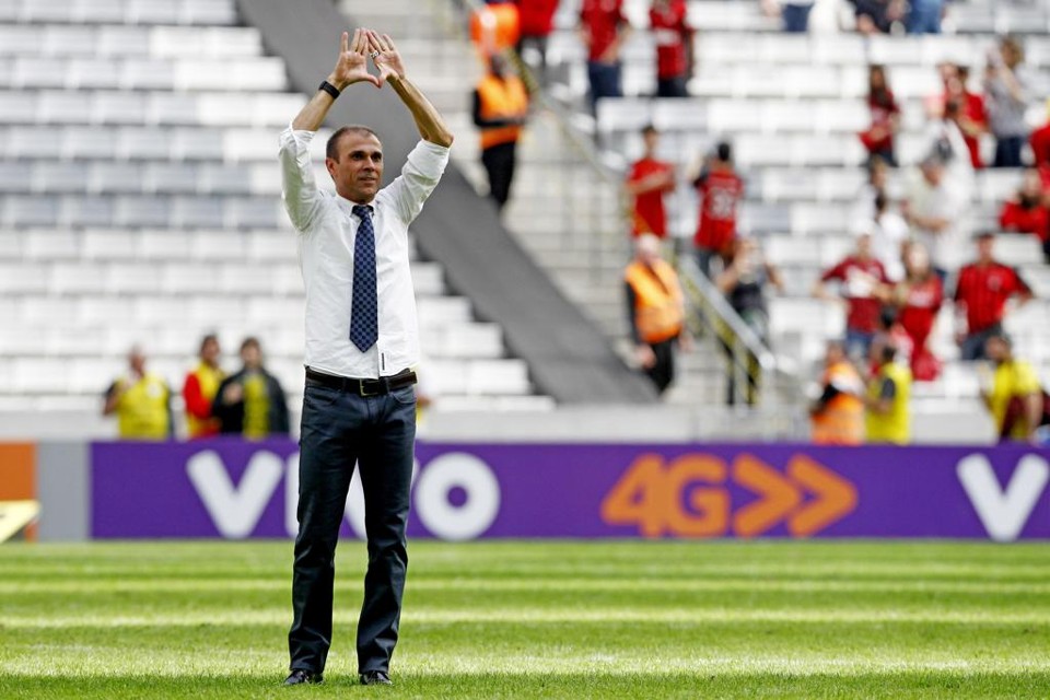 Milton Mendes da caveira: técnico do Atlético faz o gestual característico da torcida do Atlético. | Antônio More/Gazeta do Povo