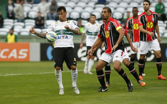João Paulo substituiu o lesionado Helder no segundo tempo. | Foto: Daniel Castellano/Gazeta do Povo
