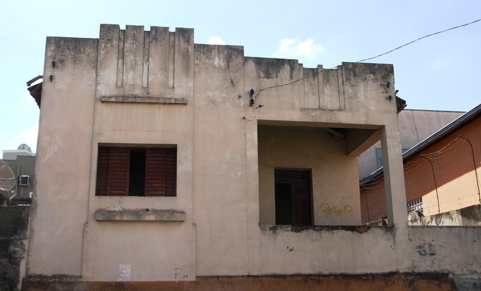 Abandonada nos últimos anos, a casa tem três quartos, sala de jantar, copa, cozinha, banheiro e área de serviço | /
