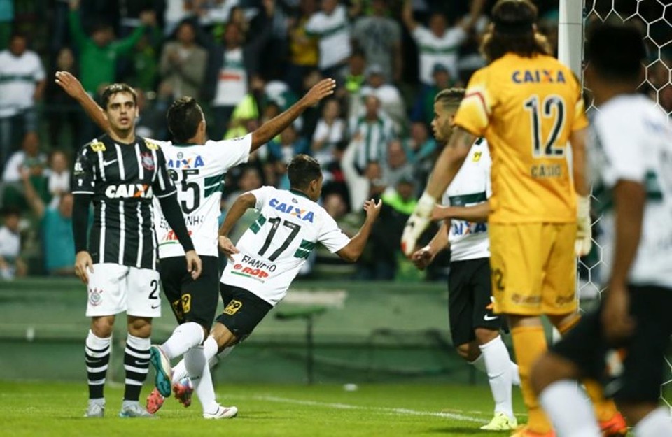 Evandro (17) corre para comemorar o gol contra o Corinthians: “Acreditei em todas as bolas e hoje sobrou pra mim”. | Hugo Harada/Gazeta do Povo