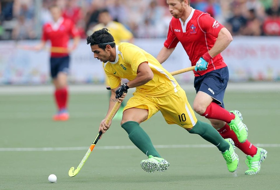 Matheus Borges disputa a bola contra Jamie Zarhi do Chile. | Matt Detrich/USA Today Sports