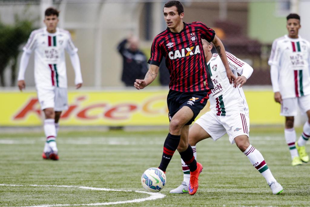 Bruno Mota em ação no Brasileiro sub-20 contra o Fluminense. | Lineu Filho/Gazeta do Povo