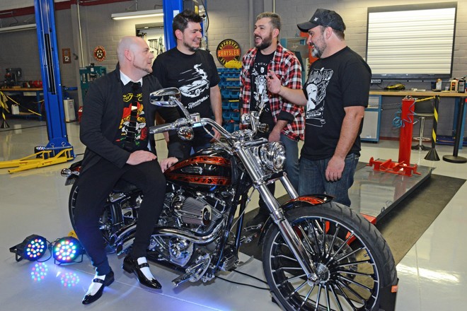 Os sócios da Legend Motors, Marcel Georges Kamfonas (de camiseta), Marco Aurélio de Lima (de xadrez) e Maurício Marçal (de boné), com o arquiteto Carlos Tietjen (sentado) na inauguração da loja de customização de motos e carros esportivos, na sexta-feira. O projeto de interiores é da loja Celmar by Carlos Tietjen. | Gerson Lima