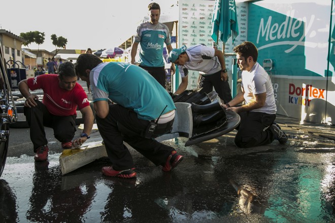 Carenagem lavada com cuidado antes da conclusão da montagem do carro. | Marcelo Andrade/Gazeta do Povo