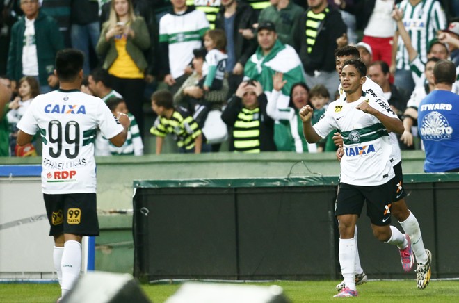 Coisa de piá: Rafhael Lucas (9) deu o passe para Evandro (de frente) empatar. | Hugo Harada/Gazeta do Povo