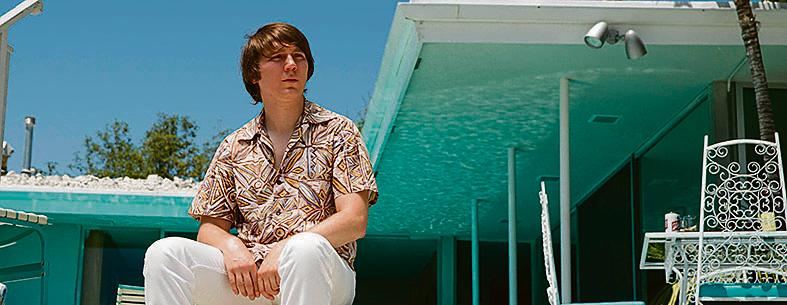 Ator Paul Dano (“Little Miss Sunshine”) vive Brian Wilson. |