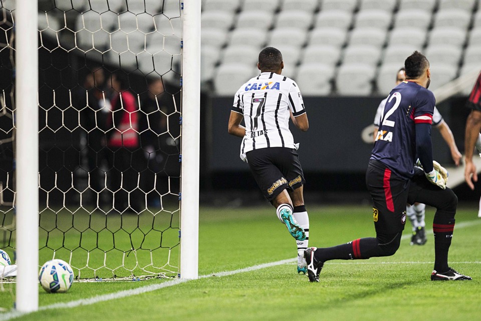 Elias corre para comemorar o primeiro gol do Corinthians | Eduardo Knapp/Folhapress