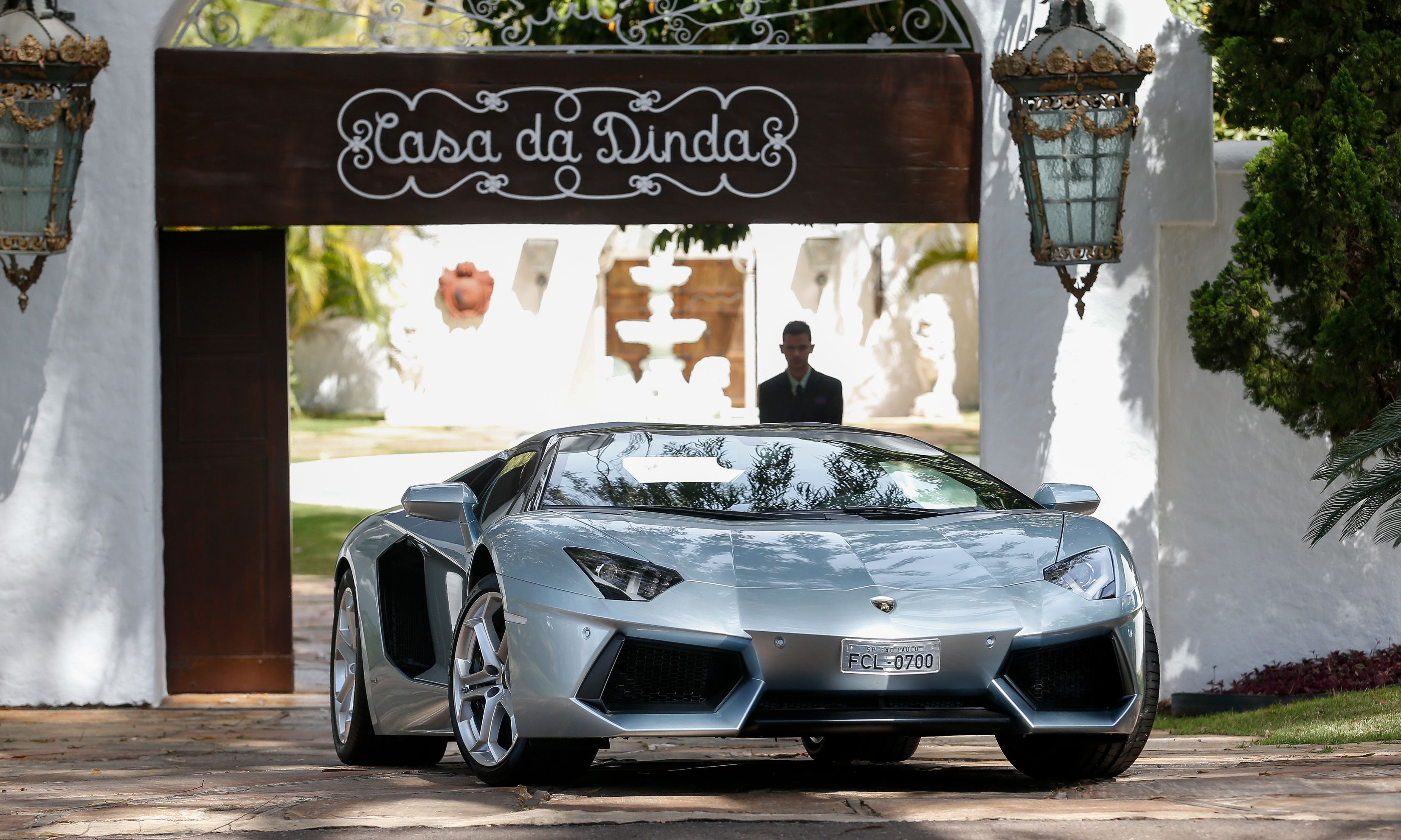 Lamborghini prata é retirada pela PF da Casa da Dinda: Collor é apaixonado por carros. | Pedro Ladeira/Folhapress