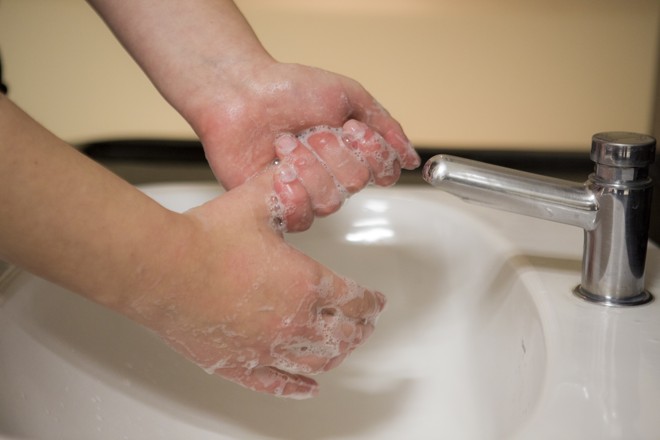 Esfregue o polegar de uma mão com auxílio da outra, utilizando movimentos circulares. Foto: | Brunno Covello/Gazeta do Povo