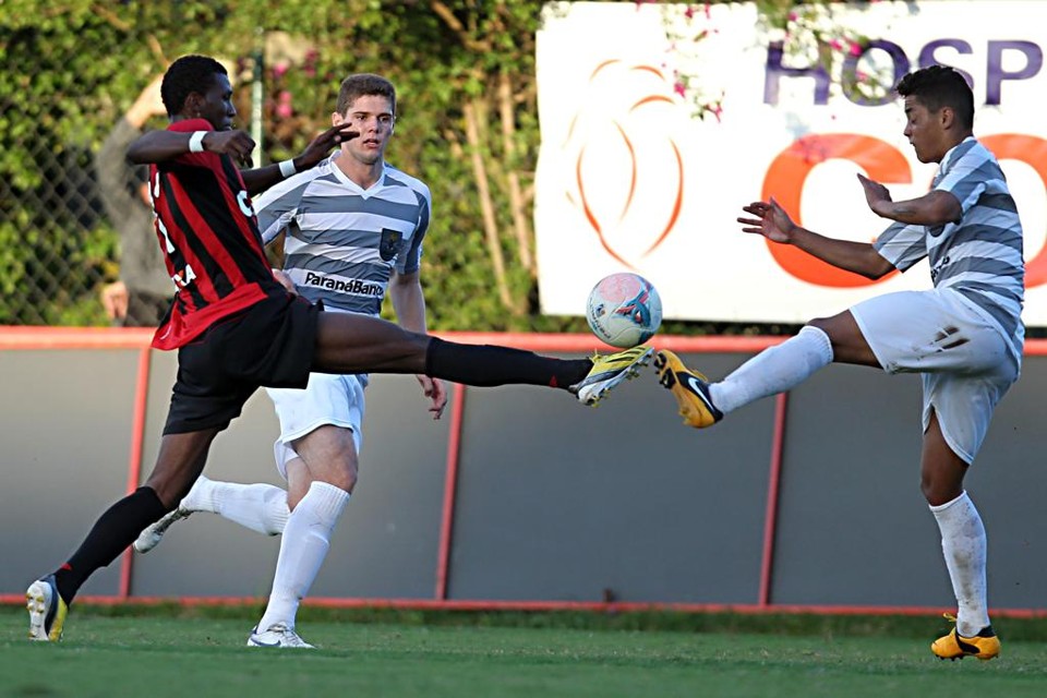 Douglas Coutinho contra o J. Maluceli: atacante foi o destaque do melhor momento do sub-23 rubro-negro, que agora se transfere para Guaratinguetá. | Albari Rosa
/ Gazeta do Povo