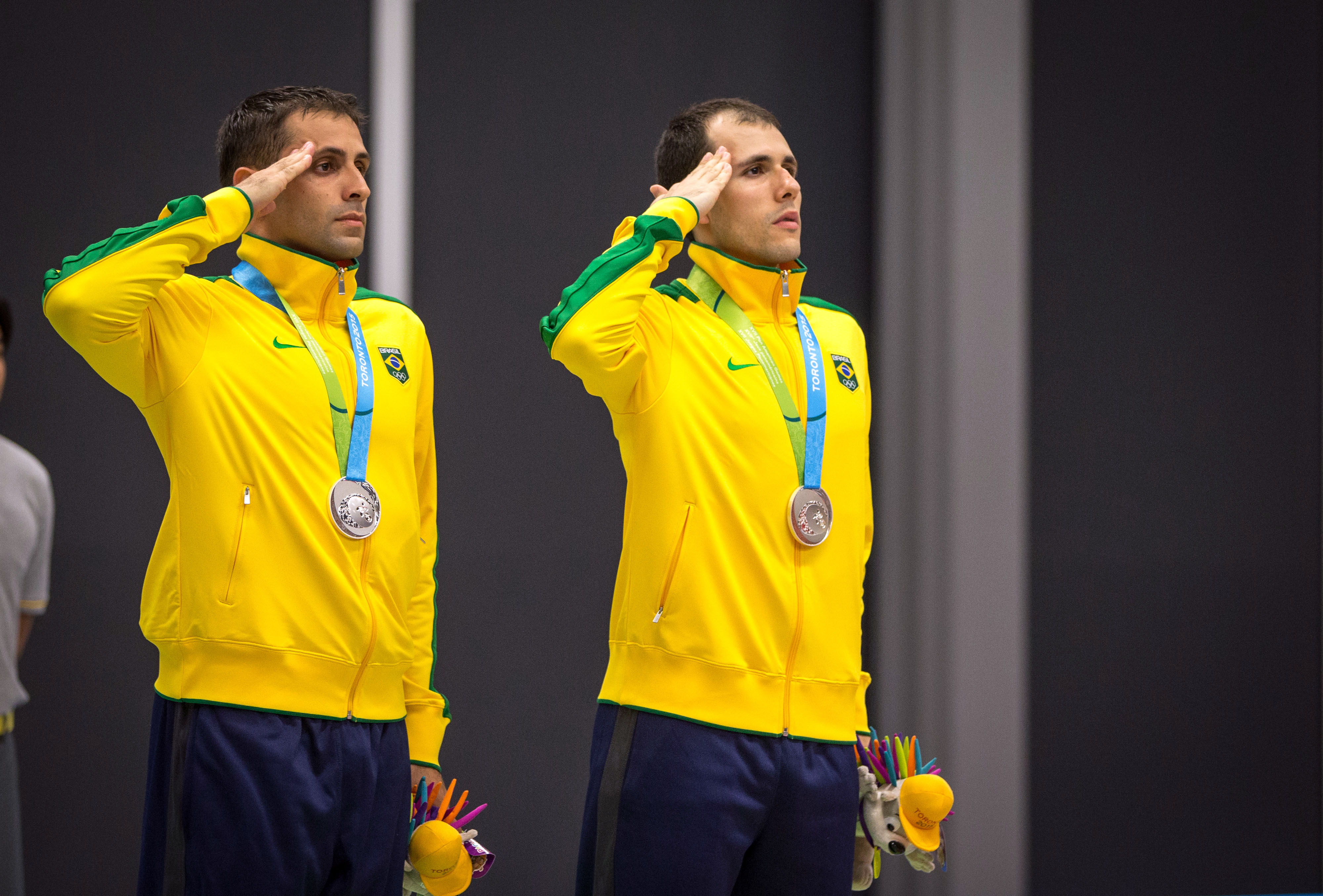 Hugo Artuzo e Daniel Paiola,do badminton, ao receberem as medalhas | Jonne Roriz/Exemplus/COB