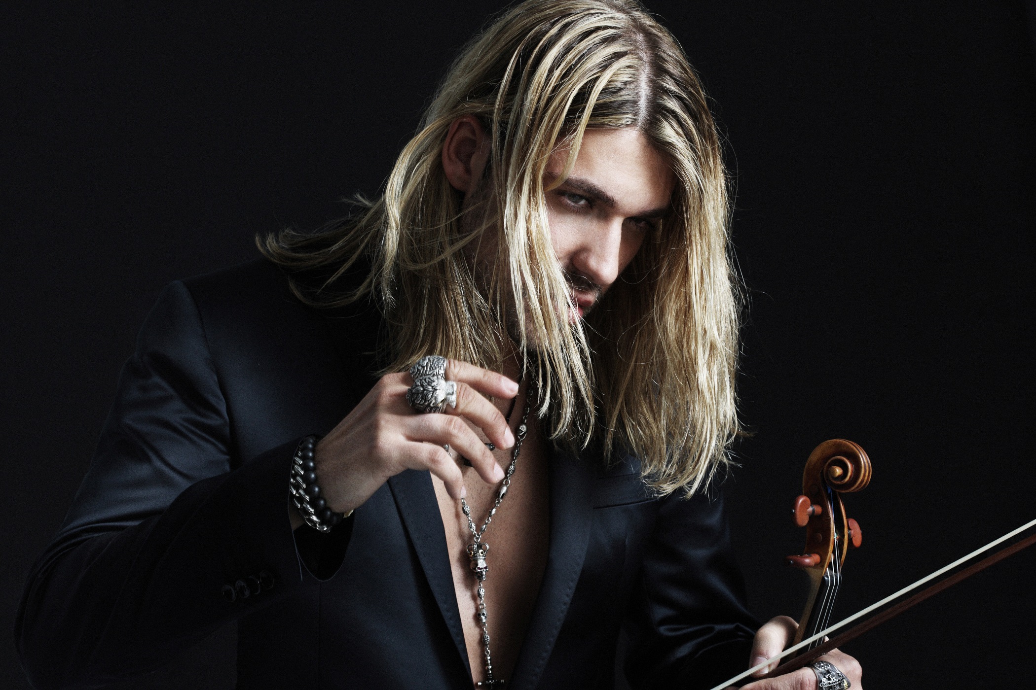 Violinista começou a carreira ao lado de Claudio Abbado, um dos maiores maestros do mundo; hoje, faz versões de músicas pop. | Divulgação