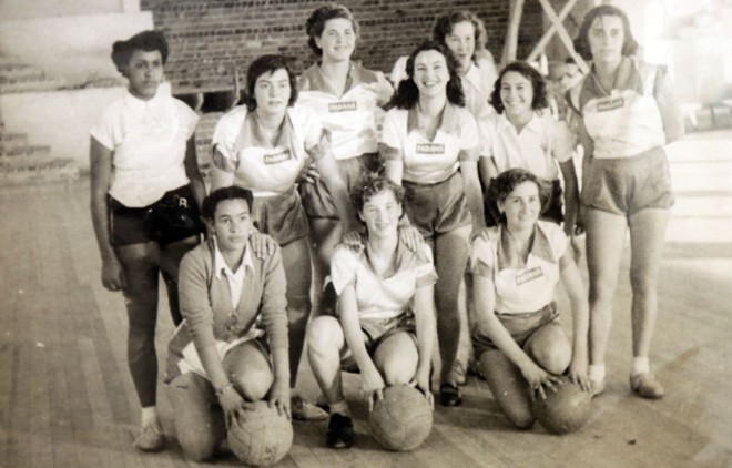 Selma (primeira em pé, à esquerda) com as amigas do basquete. Amizade se prolongou pela vida, com reuniões frequentes na casa de Iverly, a capitã do time. Meninas foram pioneiras, num momento em que mulher no esporte ainda era tabu, em especial depois da onda conservadora do pós-Segunda Guerra. | Felipe Rosa/TRIBUNA DO PARANA/Reprodução acervo Iverly Lour