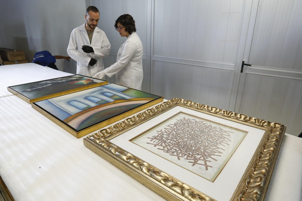 Obras apreendidas pela Operação Lava Jato em exibição no MON