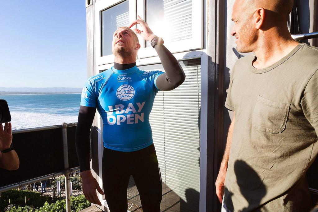 O surfista Mick Fanning voltou a surfar pela primeira vez após ataque de tubarão. | KELLY CESTARI - WSL/EFE