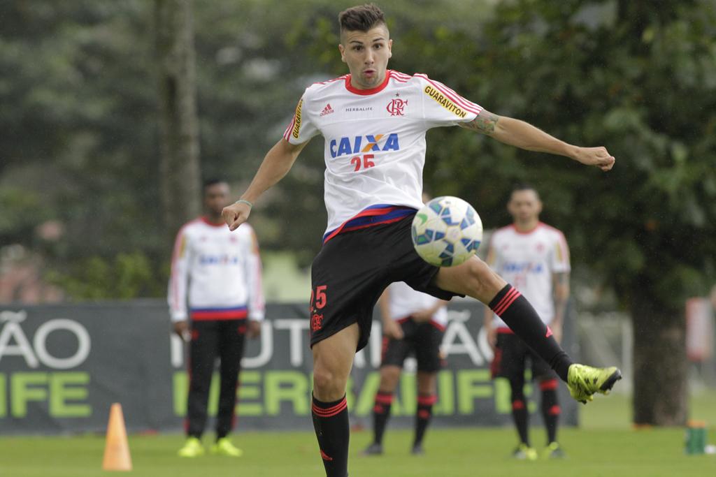 De novo na mira do Furacão, Lucas Mugni, de 23 anos, chegou a ser sondado pelo time paranaense em 2014. | Gilvan de Souza/Flamengo