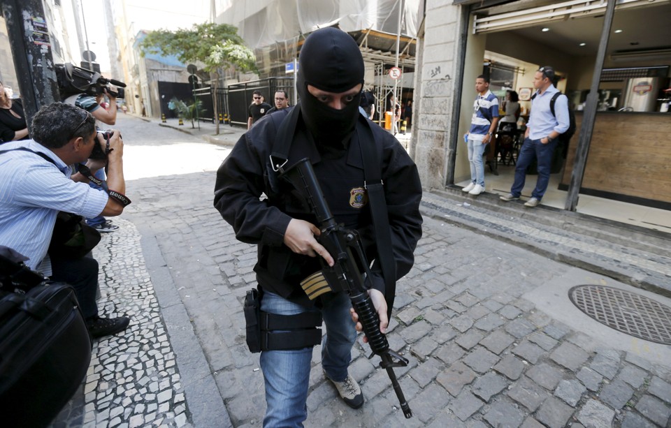 Policial federal em ação no Rio de Janeiro durante a operação batizada de “radioatividade”. | Sergio Moraes/Reuters