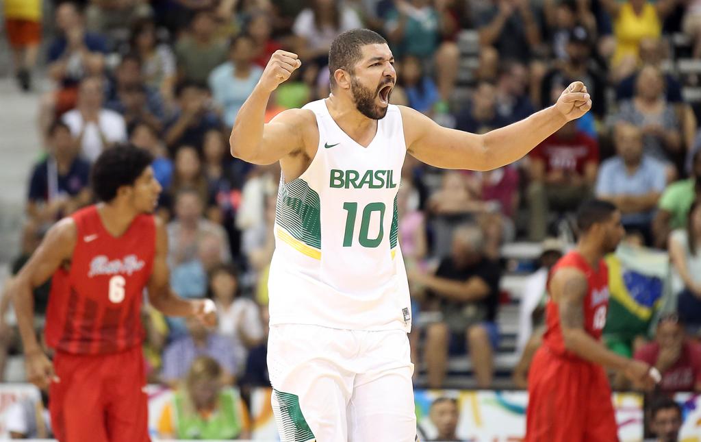 O brasileiro Olivinha comemora ponto na larga vitória da seleção de Rubens Magnano sobre Porto Rico, na estreia no Pan. | Tom Szczerbowski/USA Today Sports