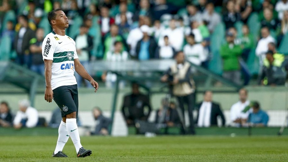 Marcos Aurélio: contusão no fim do jogo ameaça sua escalação contra o Goiás. | Hugo Harada/Gazeta do Povo