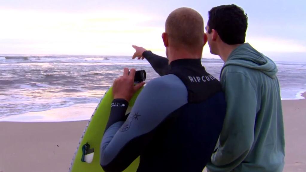Mick Fanning mostra para repórter da CBS onde viu um tubarão. | Reprodução/CBS