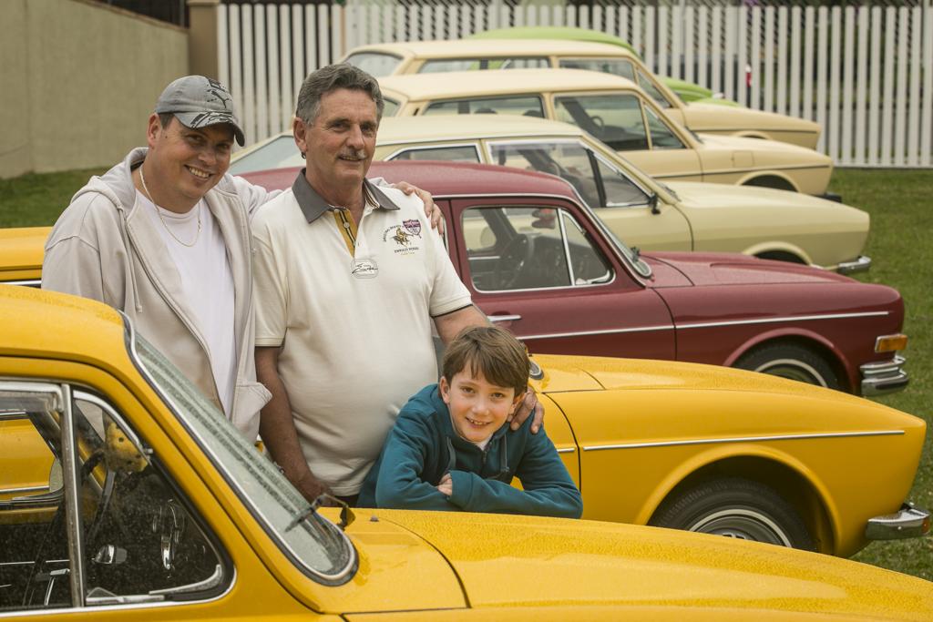 Paixão por carros antigos em família: colecionador Reinaldo Rodrigues, 63, com o filho Eduardo,39, e neto Bernardo,10. | Fotos: Marcelo Andrade/Gazeta do Povo