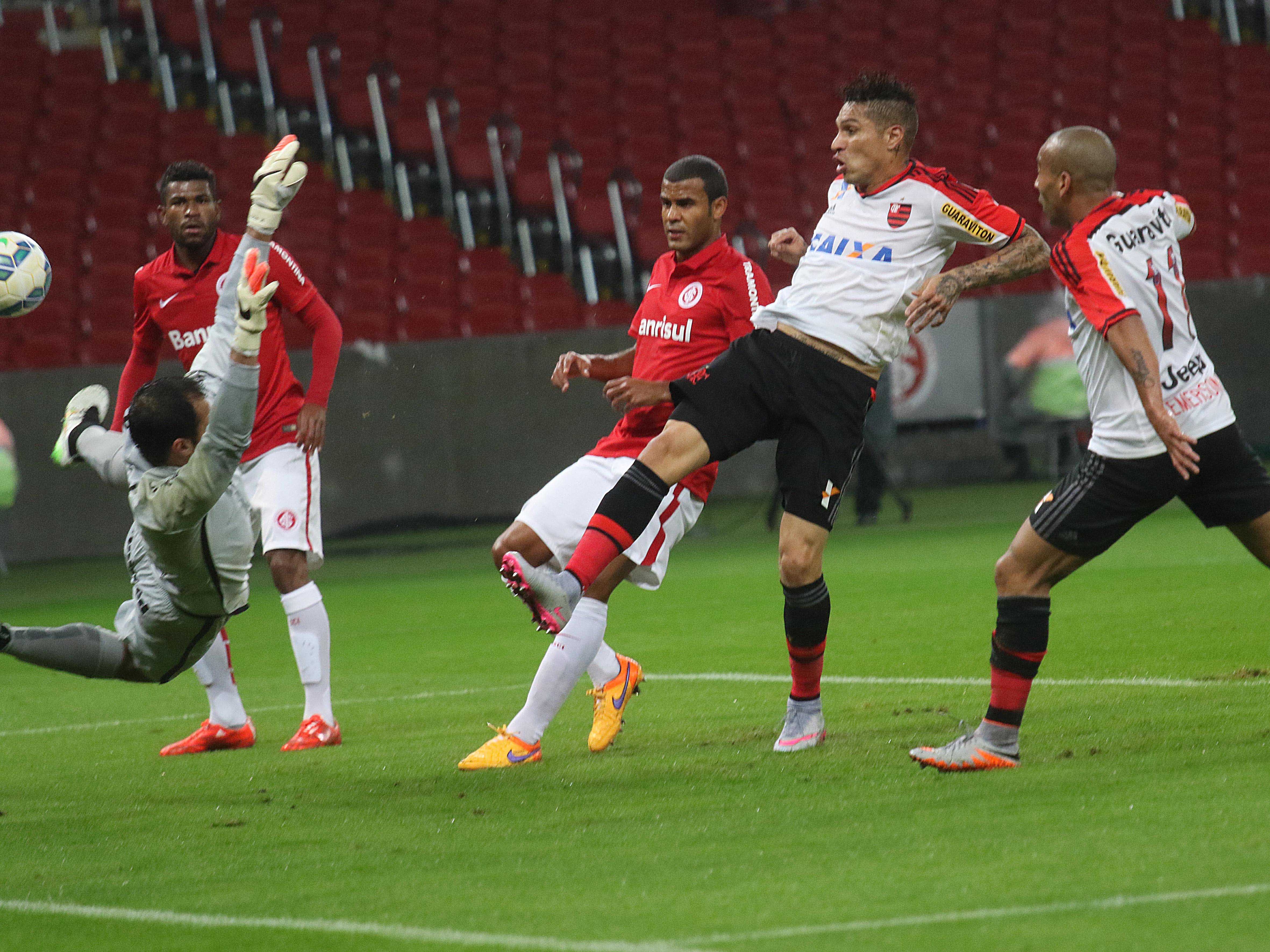 Guerrero marca seu primeiro gol pelo Flamengo na vitória sobre o Inter. | Rodrigo Rodrigues / Flamengo