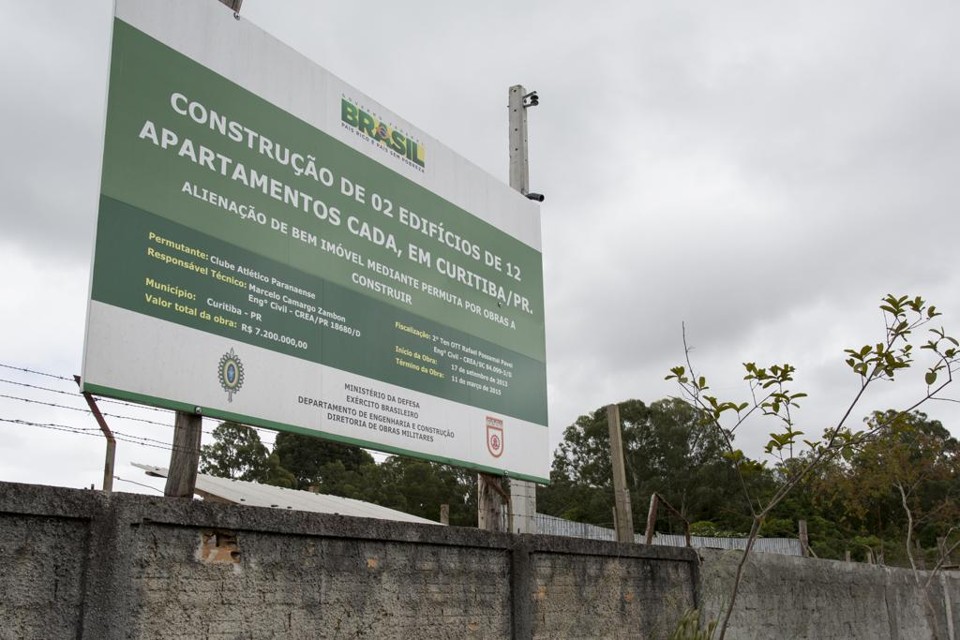 Placa informa a obra que o Atlético deveria bancar ao Exército em troca de terreno vizinho à Arena: acordo não foi cumprido. | Henry Milleo/Gazeta do Povo