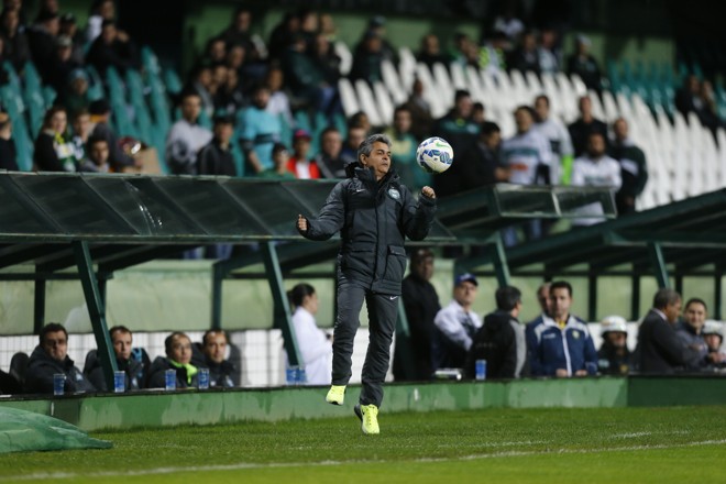 Ney Franco mostra habilidade na matada no peito. | Albari Rosa/Gazeta do Povo
