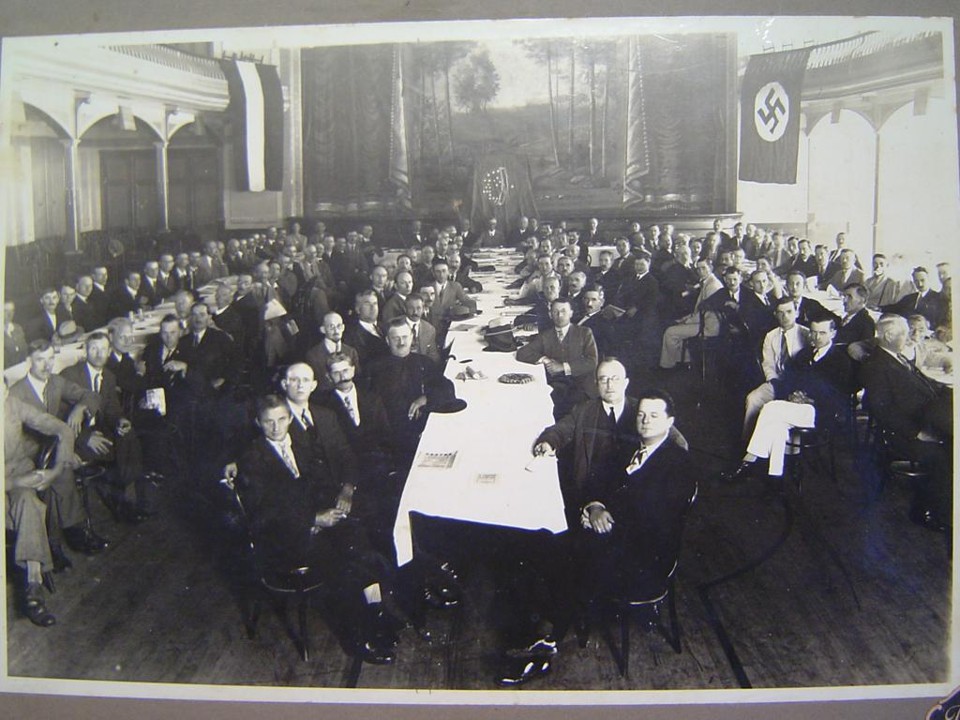 Reunião dos membros do Partido Nazista no Paraná antes da Segunda Guerra Mundial. Até 1938, os nazistas viviam no Brasil sem serem perturbados pelas forças oficiais. O sossego acabou com o surgimento do Estado Novo. | Arquivo Público do Paraná/Reprodução