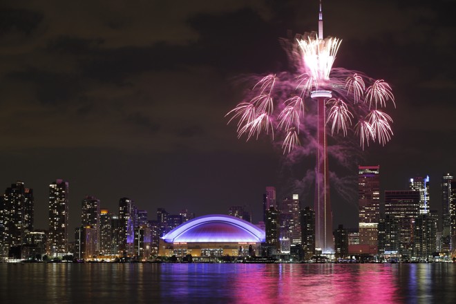 Fogos de artifício iluminaram Toronto para marcar a abertura oficial dos jogos. | José Méndez/EFE