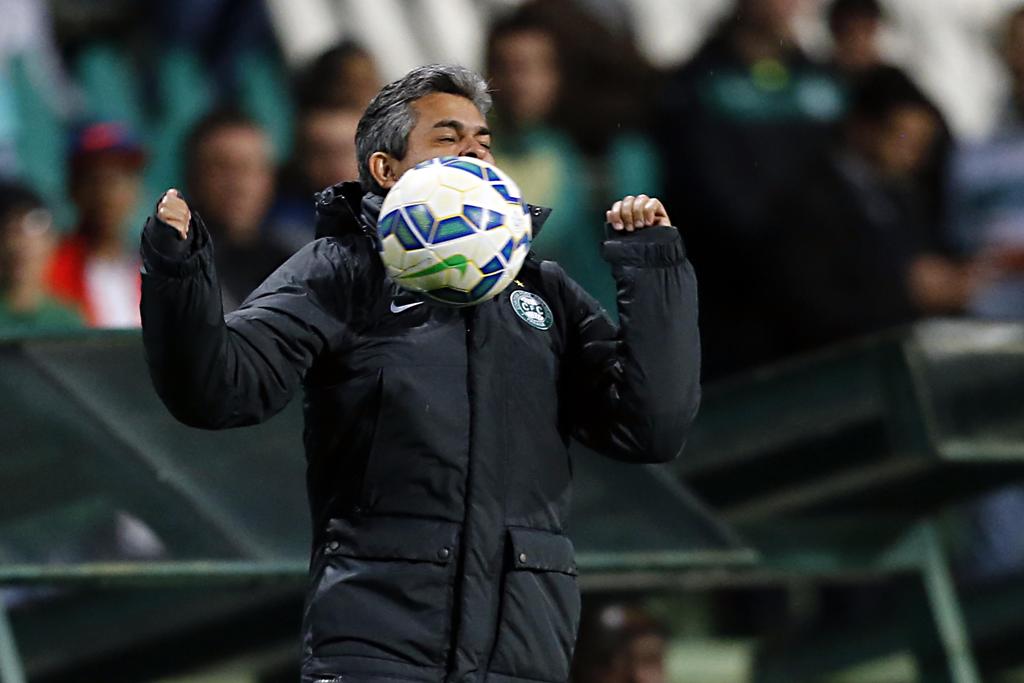 O técnico Ney Franco mata a bola no peito durante o jogo do Coritiba com a Ponte Preta: Keirrison deve ter nova chance em breve. | Albari Rosa/Gazeta do Povo