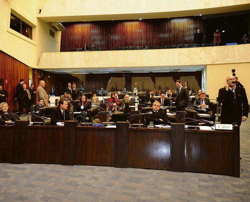 Romanelli (dir, ao microfone): aumento diferente para respeitar a autonomia dos demais órgãos. | Pedro Oliveira/Alep