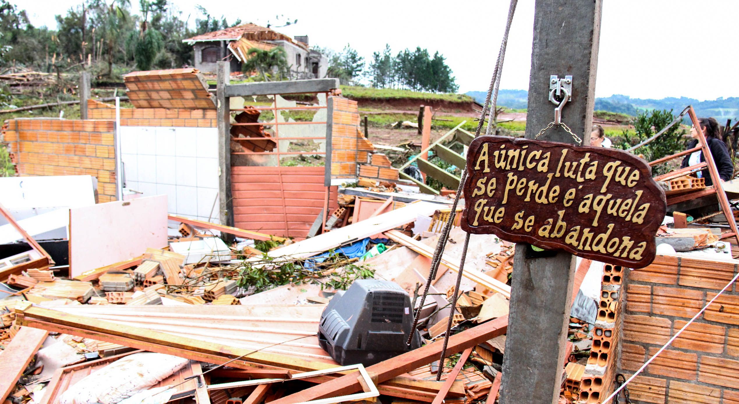 Francisco Beltrão, no Sudoeste, foi atingida por tornado e agora sofre com alagamentos. | Leandro Czerniaski/Imprensa PMFB